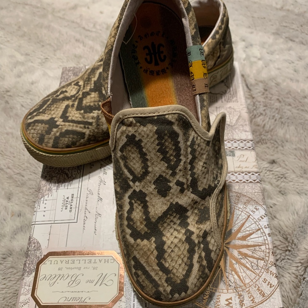 COPY - L.A.M.B by Gwen Stefani womens Snakeskin print canvas flats, fashion sne…